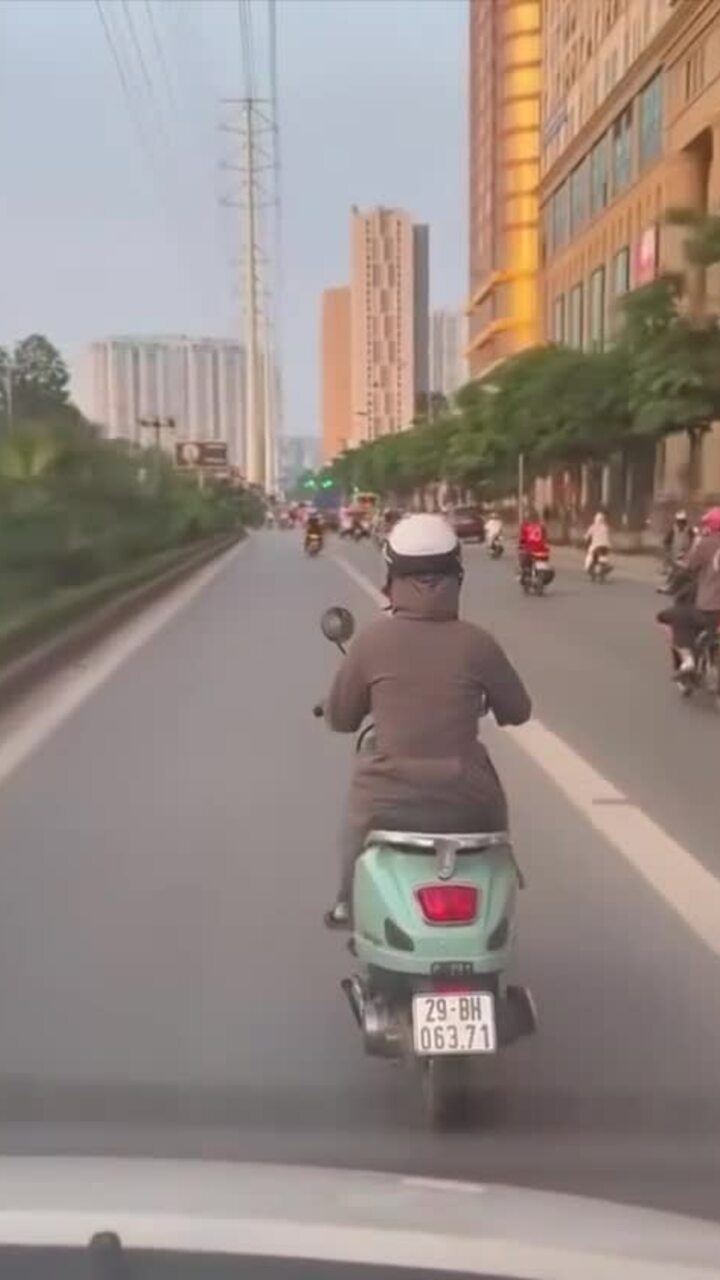 Người phụ nữ ngáng đường xe cấp cứu