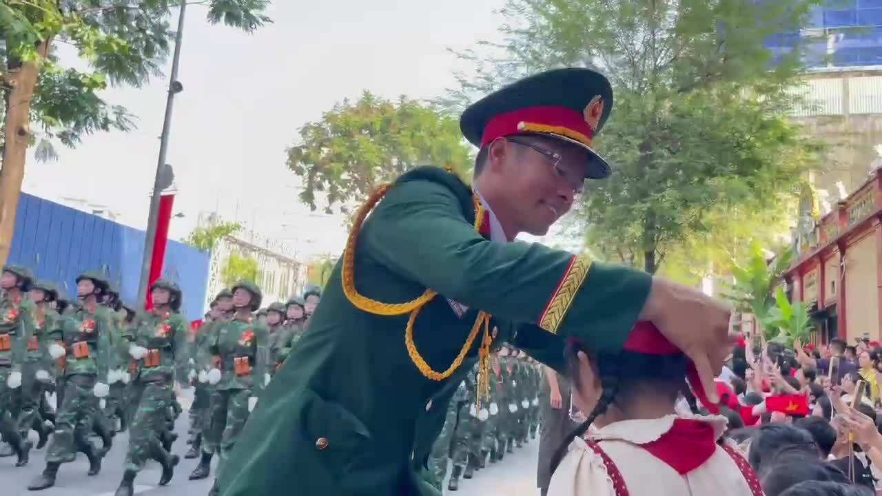 Người thầy huấn luyện diễu binh