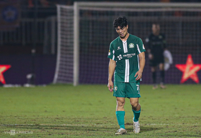 Nguyễn Công Phượng thất vọng sau khi Bình Phước thua Đà Nẵng 0-2 ở play-off tranh vé dự V-League 2025-2026, trên sân Thống Nhất, TP HCM, ngày 27/6/2025. Ảnh: Đức Đồng