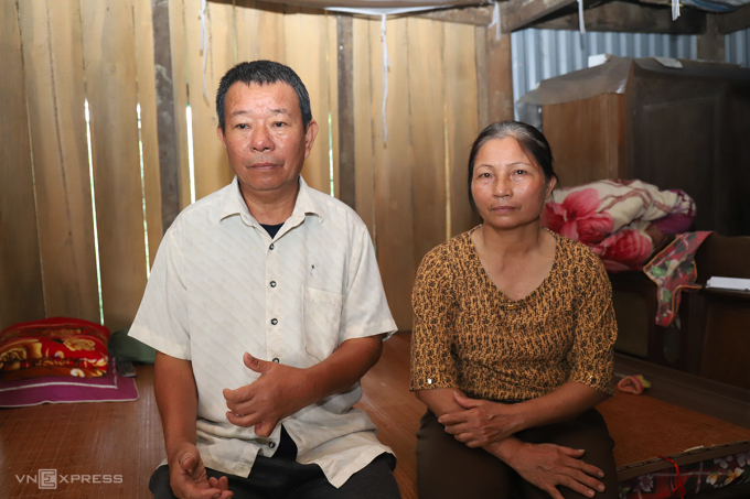 Bà Hiếu và chồng trầm ngâm khi kể về cuộc đời không may mắn của cậu con trai út. Ảnh: Đức Hùng