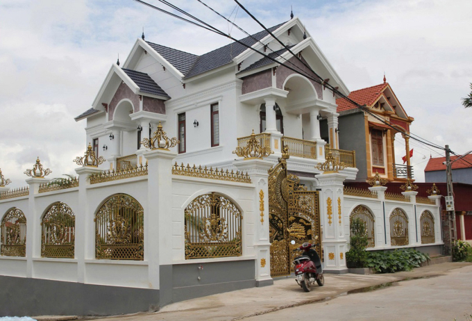 Nhà riêng của một nghi phạm cầm đầu đường dây lừa đảo tại tỉnh Bắc Ninh. Ảnh: Hòa Vang
