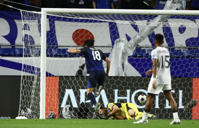 Tiền đạo Nhật Bản Shuto Machida (số 18) ghi bàn nâng tỷ số lên 5-0 trong trận thắng Indonesia 6-0 ở lượt cuối bảng C vòng loại ba World Cup 2026 - khu vực châu Á, trên sân Suita, Nhật Bản ngày 10/6/2025. Ảnh: Reuters