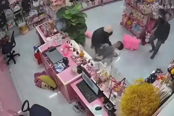 Cướp cửa hàng quà tặng: Hai tên cướp khống chế nữ nhân viên