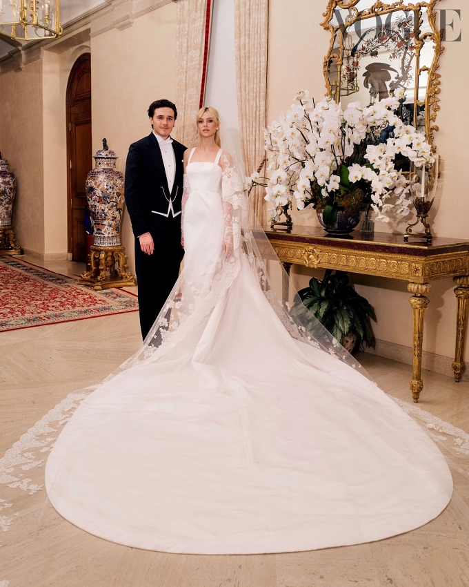 Nicola Pelz Beckham diện váy cưới từ nhà mốt Valentino năm 2022. Ảnh: Vogue