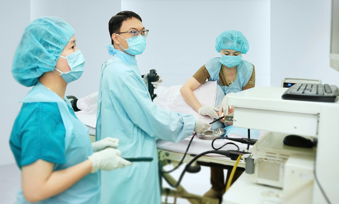 Nội soi tiêu hóa cho bệnh nhân. Ảnh: Vy Vân