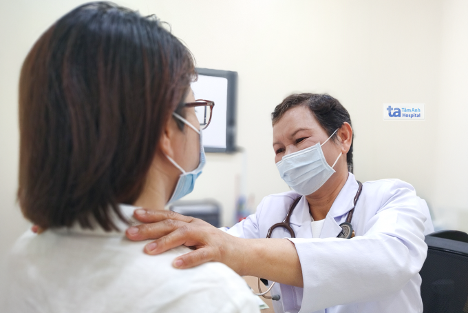 Bác sĩ Hương khám tuyến giáp cho một người bệnh. Ảnh minh họa: Bệnh viện Đa khoa Tâm Anh