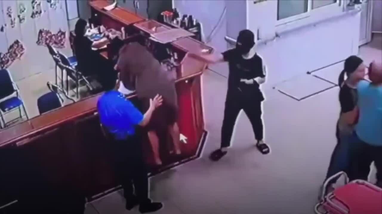 Nữ nhân viên y tế nhập viện sau khi bị người nhà bệnh nhân tát vào mặt