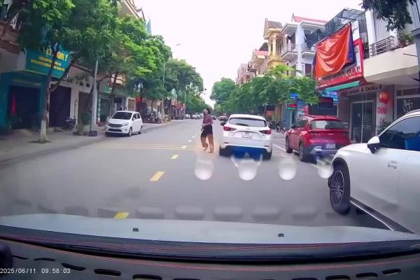 Nữ tài xế đỗ xe giữa đường, bỏ xe gây bức xúc