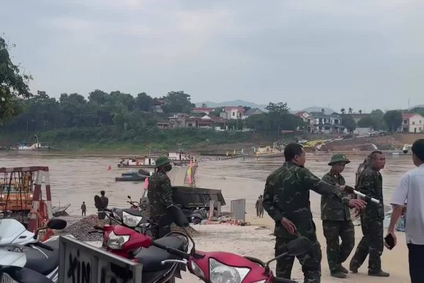 Sập cầu phao Phong Châu do nước lũ: Tin tức mới nhất