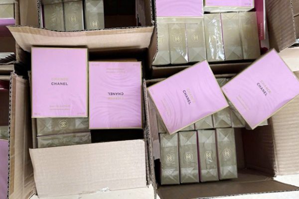Phát hiện 10.000 lọ nước hoa giả Chanel, Bvlgari, Ysl