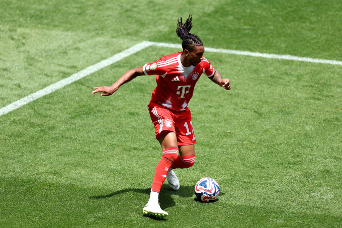 Olise rê bóng trong cấm địa Auckland City. Ảnh: FIFA