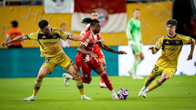 Tiền đạo Olise (giữa) bị hai cầu thủ Boca Juniors truy cản trong trận Bayern thắng 2-1 ở lượt hai bảng B ngày 20/6. Ảnh: FC Bayern