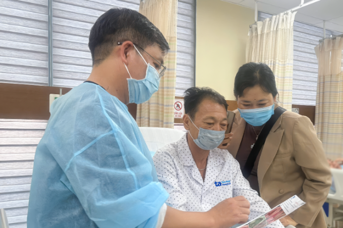 Bác sĩ giải thích vị trí polyp lớn ở ruột non cho ông Lan (giữa). Ảnh: Bệnh viện Đa khoa Tâm Anh