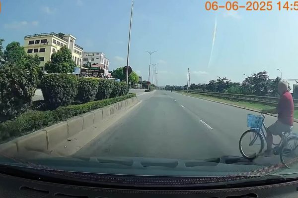 Cụ ông đi xe đạp “thử tài” lái xe ôtô trên đường