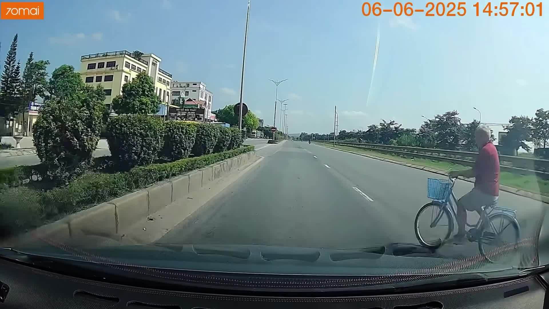 Ông cụ đạp xe tạt đầu ôtô trên quốc lộ