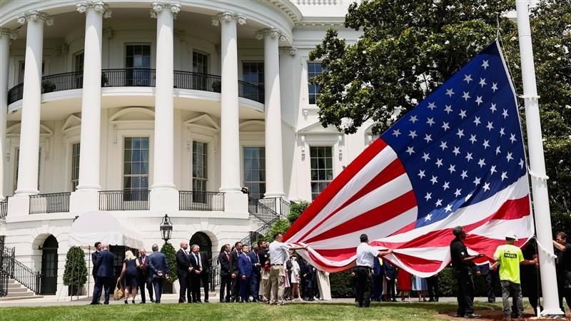 Ông Trump đùa về người nhập cư trong lễ dựng cờ ở Nhà Trắng
