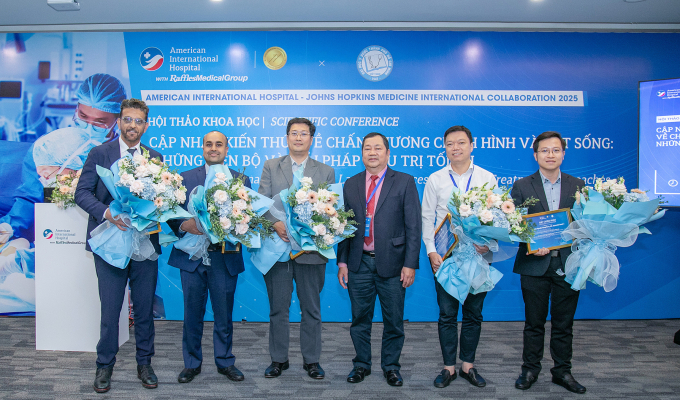 Các diễn giả đến từ Đại học Y Dược TP HCM, Johns Hopkins Medine (Mỹ), Bệnh viện Raffles Singapore và Bệnh viện Quốc tế Mỹ tham gia hội thảo khoa học Cập nhật kiến thức về chấn thương chỉnh hình và cột sống: những tiến bộ và giải pháp điều trị tối ưu do bệnh viện Quốc tế Mỹ phối hợp Đại học Y Dược TP HCM tổ chức ngày 10/5 vừa qua. Ảnh: AIH
