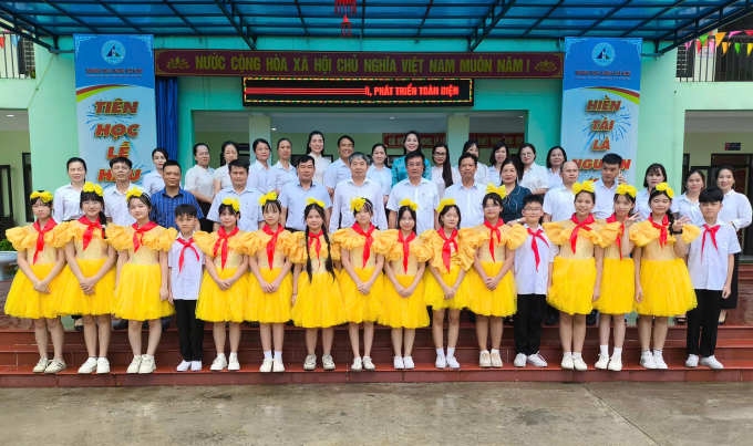Học sinh và giáo viên Trường THCS Lương Thế Vinh chụp ảnh tại trường mới. Ảnh: Tập đoàn Xuân Thiện