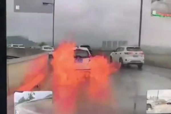 Ôtô bốc cháy: Nguy hiểm sau khi chạy qua vũng nước