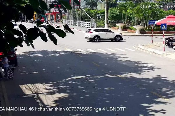 Tai nạn ngã tư: Ôtô đâm xe máy văng người