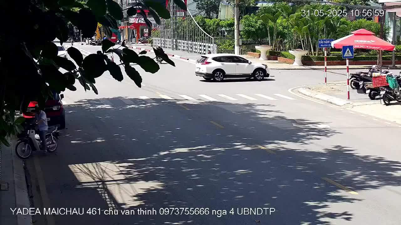 Ôtô đâm ngã người đi xe máy tại ngã tư rồi bỏ đi