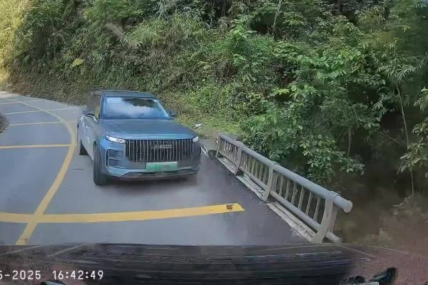 Tai nạn ôtô: Vào cua đâm xe ngược chiều kinh hoàng