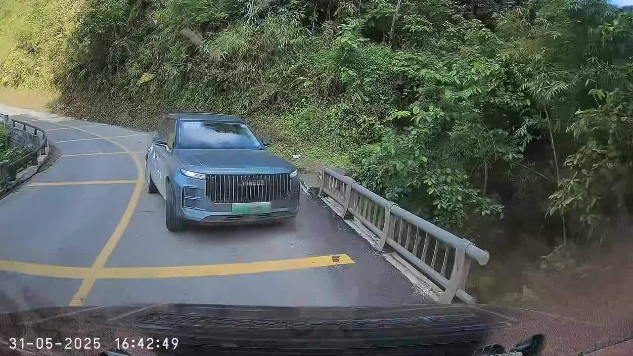 Ôtô lấn làn đâm thẳng vào xe khách k