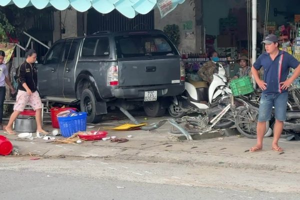 Hậu Giang: Xe hơi tông xe máy liên hoàn, một người chết