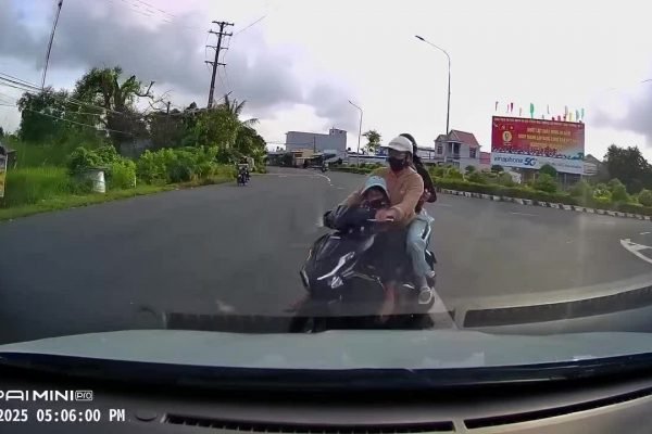 Tai nạn ôtô: Xe máy văng khỏi vạch xương cá