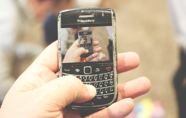 Gen Z Mỹ hồi sinh điện thoại BlackBerry cổ điển