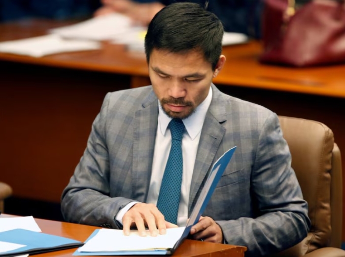 Manny Pacquiao đọc tài liệu tóm tắt khi chuẩn bị cho phiên họp Thượng viện tại thành phố Pasay, Metro Manila, Philippines ngày 20/9/2016. Ảnh: Reuters