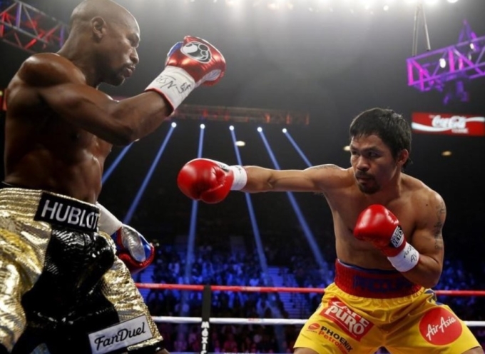 Manny Pacquiao (phải) ra đòn về phía Floyd Mayweather trong trận tranh đai vô địch hạng bán trung WBO, WBC và WBA (Super) tại Las Vegas, Nevada ngày 2/5/2015. Ảnh: Reuters