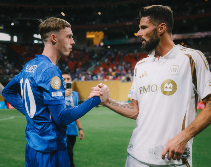 Cole Palmer bắt tay Olivier Giroud sau trận. Ảnh: Chelsea FC