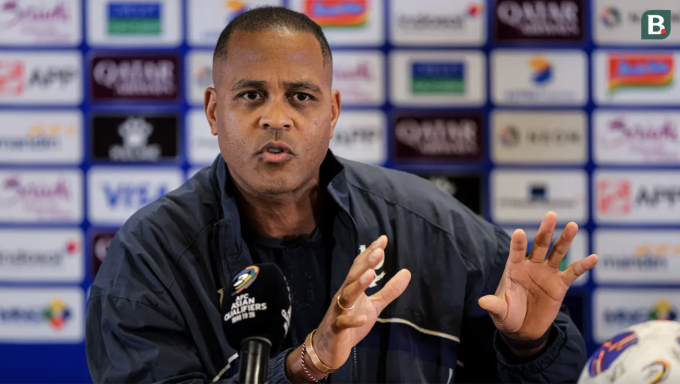 HLV Patrick Kluivert tham dự họp báo trước trận Trung Quốc gặp Indonesia ở lượt chín bảng C vòng loại ba World Cup 2026 - khu vực châu Á, tại sân Gelora Bung Karo ngày 4/6/2025. Ảnh: Bola