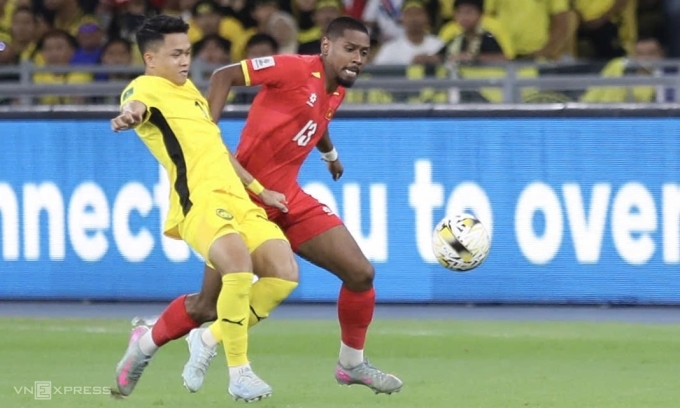 Cao Pendant Quang Vinh (phải) tranh bóng với Afif Aiman trong trận Việt Nam thua Malaysia 0-4 trên sân Bukit Jalil, thành phố Kuala Lumpur, tối 10/6/2025. Ảnh: Hai Tư