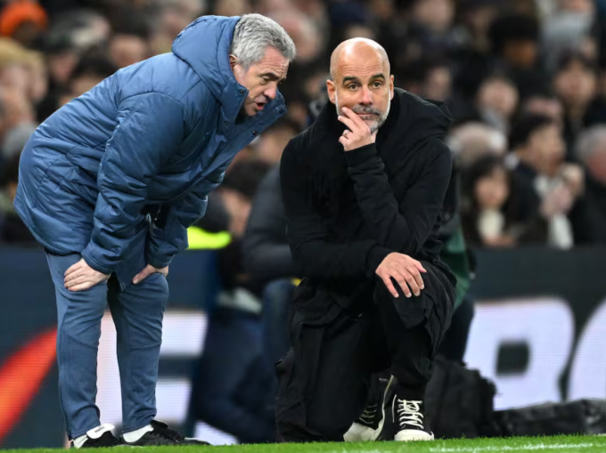 Pep Guardiola (phải) và trợ lý Juanma Lillo. Ảnh: Cadenaser