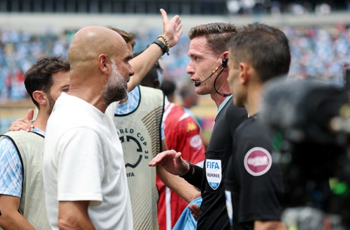 HLV Pep Guardiola phàn nàn với trọng tài Ramon Abbati sau trận Man City thắng Wydad 2-0 trên sân Lincoln Financial, thành phố Philadelphia, bang Pennsylvania, Mỹ, ngày 18/6/2025. Ảnh: FIFA