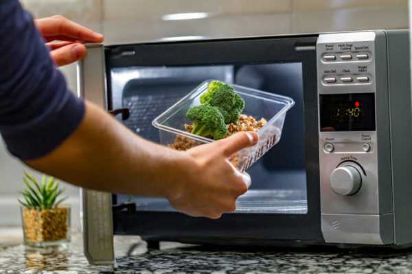 Nguy hại khi dùng đồ nhựa trong lò vi sóng: Cảnh báo