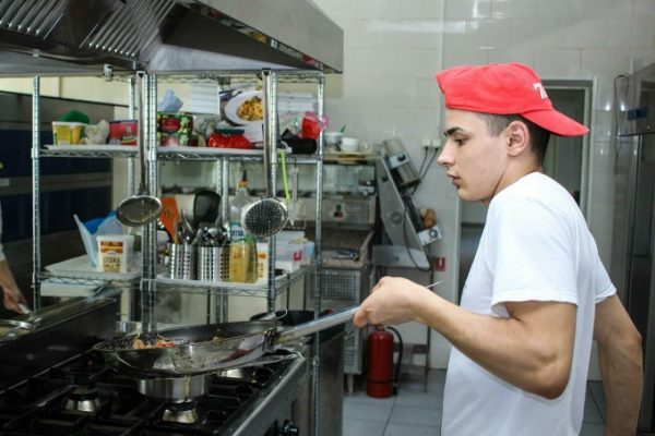 Xu hướng mới: Dân văn phòng Mỹ chuộng công việc tay chân