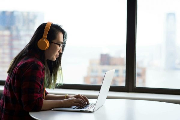 Tại sao nhiều người thích nhắn tin hơn gọi điện: Giải mã tâm lý