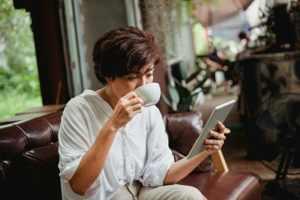 Tại sao phụ nữ trung niên nên uống cà phê hàng ngày?