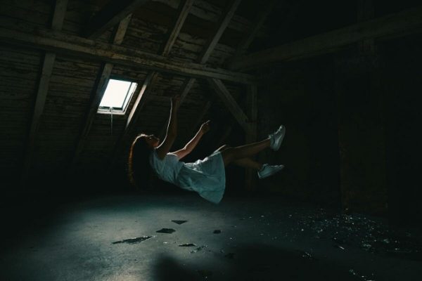 Giải mã giấc mơ: Điềm báo khi ngã xuống vực sâu?