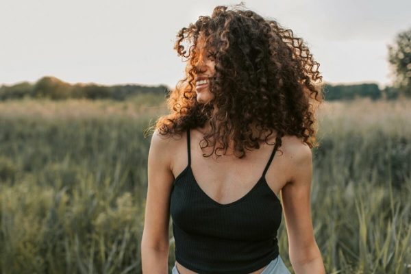 Giải thích: Vì sao cha mẹ tóc thẳng sinh con tóc xoăn?