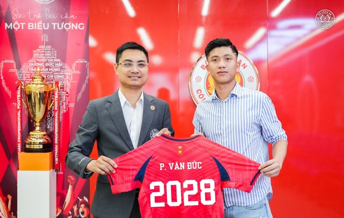 Tiền vệ Phan Văn Đức (phải) gia hạn hợp đồng với Công an Hà Nội đến hết mùa giải 2027-2028. Ảnh: Công an Hà Nội FC