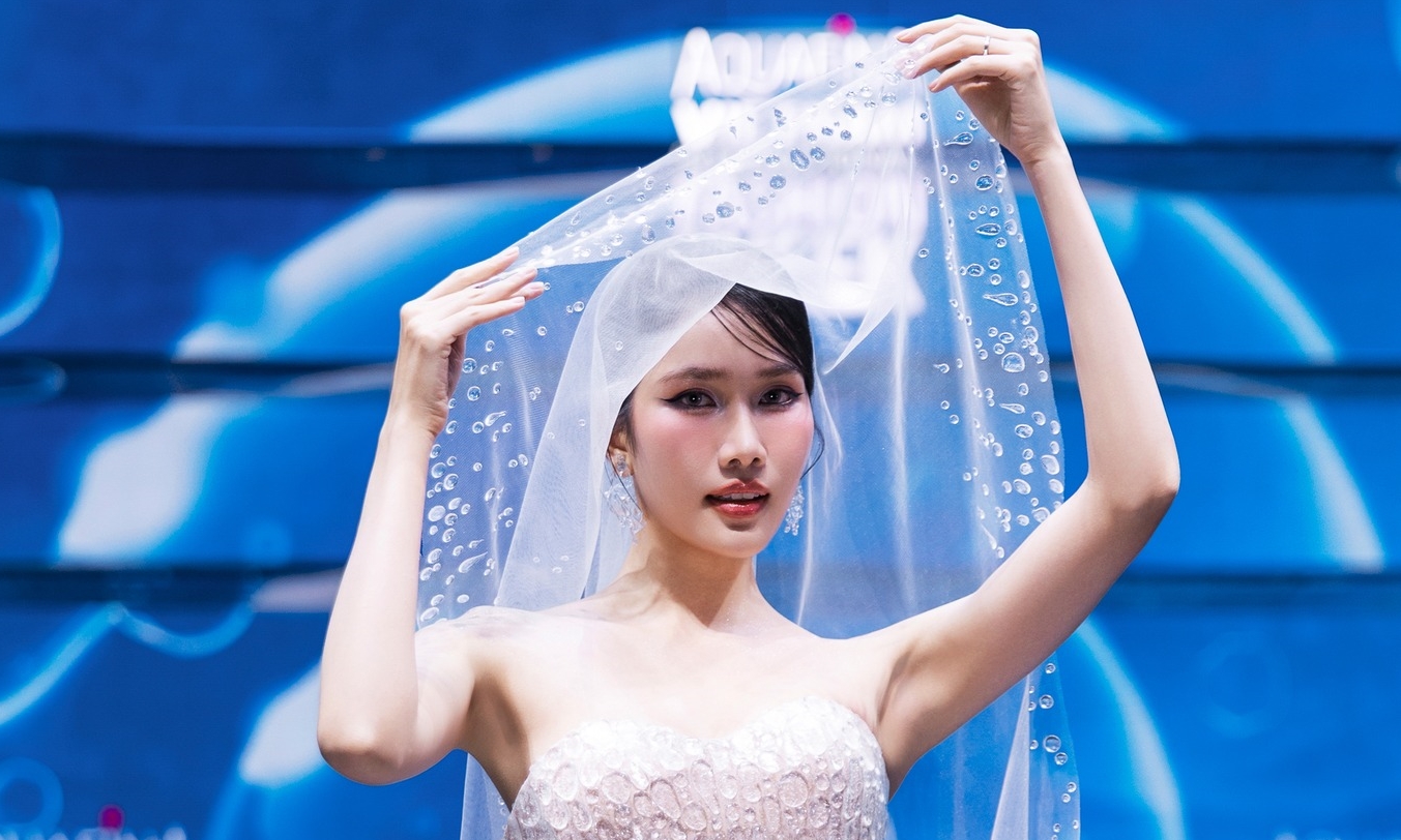 Phương Anh catwalk show Lê Thanh Hòa
