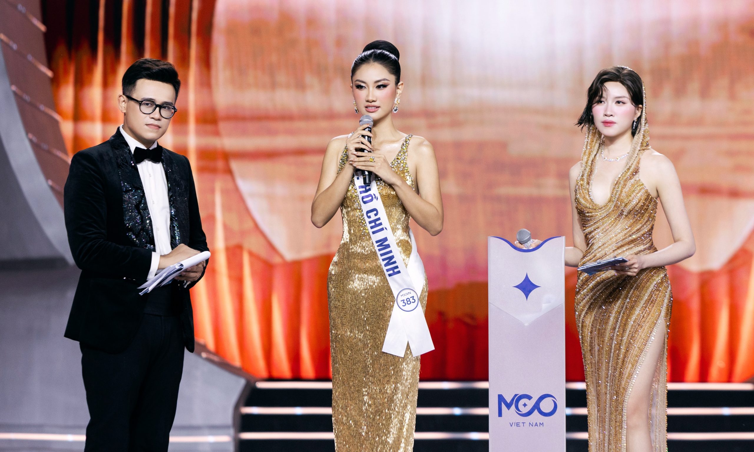Phương Linh ứng xử top 5 chung kết Hoa hậu Hoàn vũ Việt Nam 2025