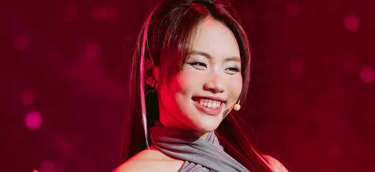 Phương Mỹ Chi trong tiết mục "AAA" cùng liên quân 2 Em xinh
