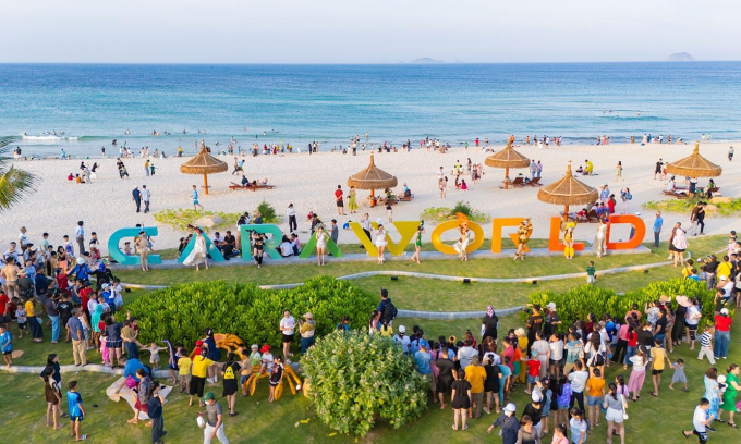 Lễ hội chào hè CaraWorld Summer Hits hút gần 5.000 người tham gia. Ảnh: KN Cam Ranh
