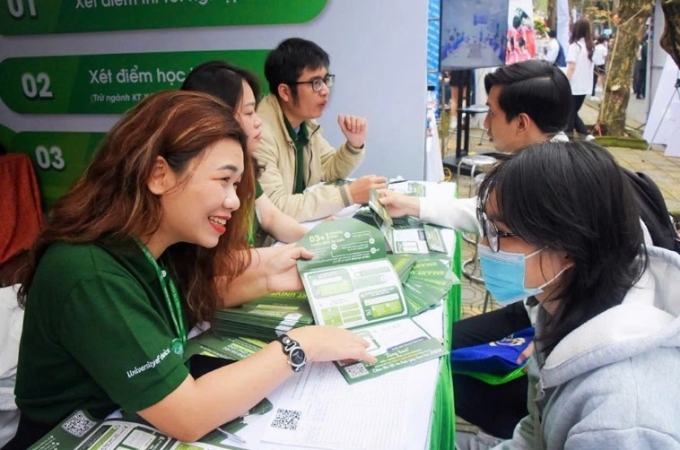Học sinh tới gian hàng của trường Đại học Y tế Công cộng trong một ngày hội thông tin năm 2024. Ảnh: HUPH