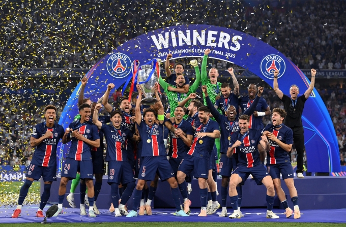 Marquinhos nâng cup trong khoảnh khắc cùng PSG đăng quang ở Champions League trên sân Allianz, Munich ngày 31/5. Ảnh: psg.fr